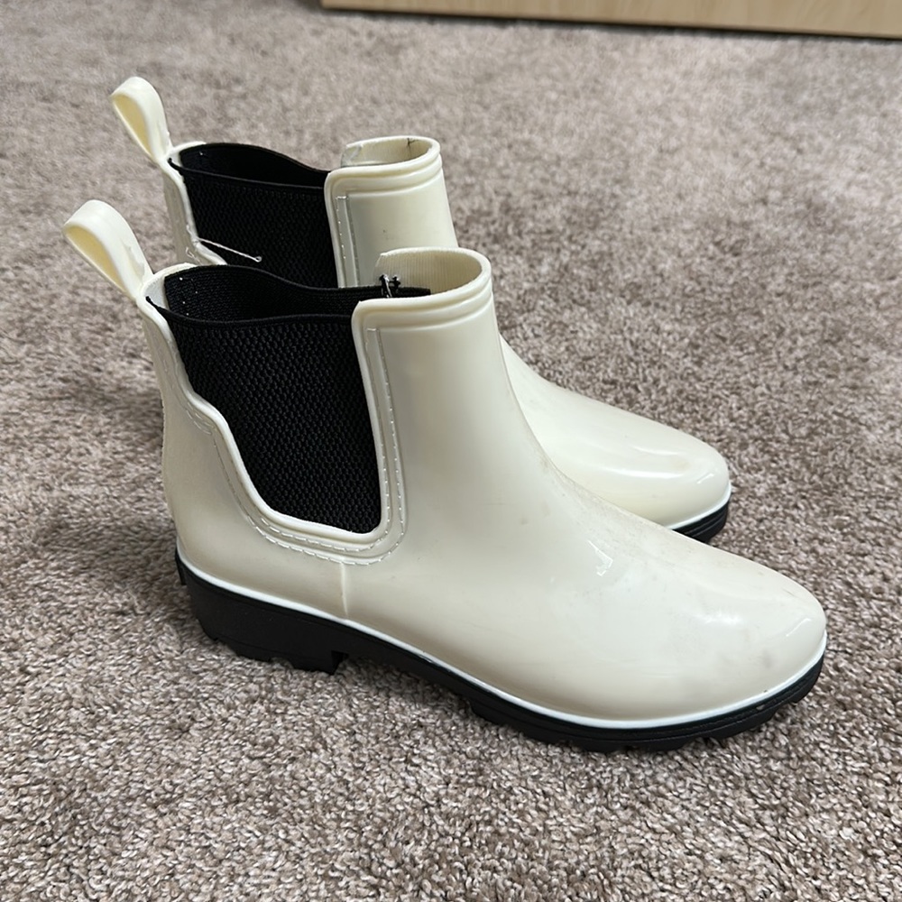 White rain ankle boots, size 6